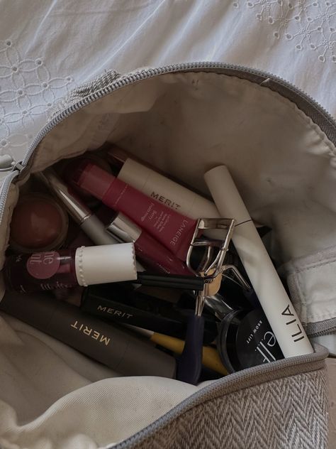 Minimal Makeup Collection, Clean Makeup Products, Wish Makeup, Makeup Bag Aesthetic, Makeup Clean, Makeup Bag Essentials, Makeup Drawer, Formal Makeup, Minimal Makeup