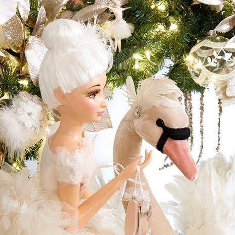 41 Likes, 2 Comments - Christmas Decorations Shop (@christmasdecorationsshop) on Instagram: “How beautiful is the Swan Lake theme @goodwillbelgium #swanlake #seasonal #seasonaldecor #christmas…” Lake Theme, Brooke Hyland, 3d Snowflakes, Pretty Trees, Ballet Beauty, Christmas Dance, Unique Christmas Ornaments, Gold Christmas Tree, Leaf Garland