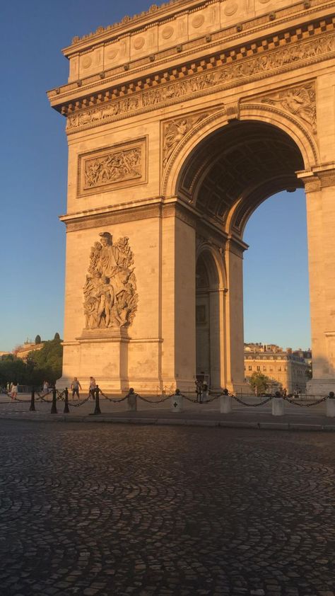 #all #interiordesigner #homedecorlovers #interiorstyle #livingroomdecor #decorations #housebeautiful #decora Arch Of Triumph, France Aesthetic, Paris France Travel, Europe Aesthetic, Dream Vacations Destinations, Parisian Life, Famous Buildings, Paris Pictures, Paris Aesthetic