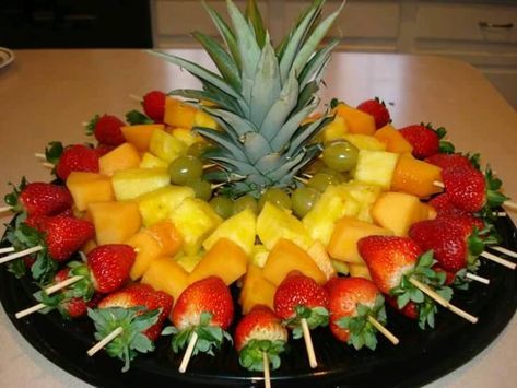 Ideas para preparar fuentes y brochetas de frutas para los más peques de la casa - Imagenes Educativas Holiday Fruit Platter, Holiday Fruit, Fruit Platter Designs, Decorações Com Comidas, Fruit Skewers, Fruit Kabobs, Shower Food, Snacks Für Party, Idee Pasto Sano