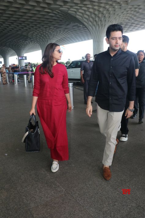 Parineeti Chopra And Raghav Chadha Spotted At Airport In Mumbai Departure - Gallery #ParineetiChopra #RaghavChadha #Airport #Mumbai Parineeti Chopra And Raghav Chadha, Raghav Chadha, At Airport, 90s Bollywood, Airport Look, Parineeti Chopra, Suit Design, Suit Designs, Bollywood News