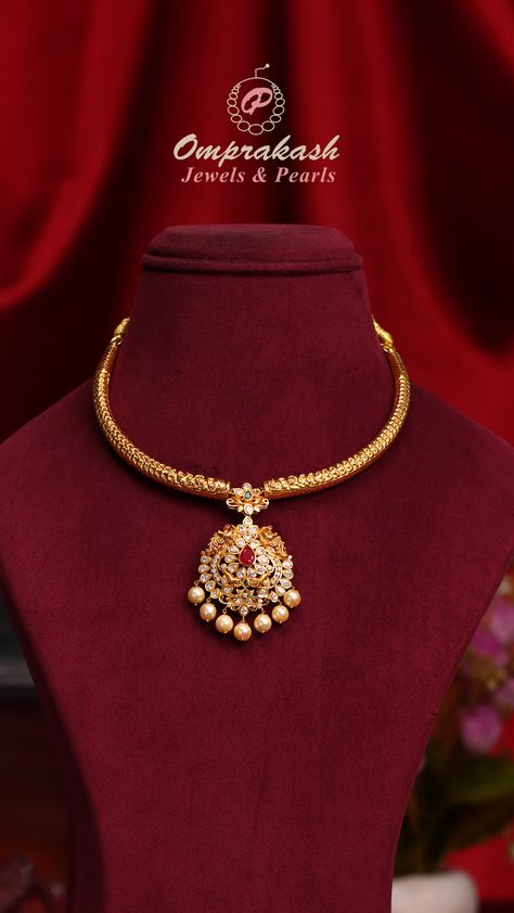 Elegant and versatile, this lightweight Kante necklace adds a touch of sophistication to any outfit. Perfect for any occasion!  #gold #goldnecklace #kante #pendant #gemstones #goldpendant #goldjewellery #southindianjewellery #southjewellers #ruby #bridaljewellery #ethnicjewellery #heritagejewellery #916kdmjewellery #bridesofinstagram #bridesofhyderabad #bridesofindia #bridesoftelugu #kundannecklace #bridaljewellery #southbrides 1d Naan Jewellery, Kante Gold Necklaces, Kasu Haram, Gold Set Design, Mughal Jewelry, Coral Jewelry Set, Gold Jewels Design, Diamond Pendent, Gold Jewellry