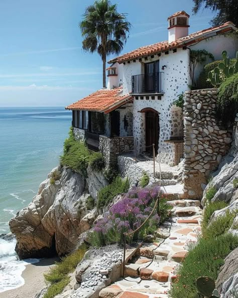 Seaside Home Exterior, Italian House By The Sea, Seaside Homes Exterior, Italian Cottage House, Small Italian House, Small Italian Villa, Italian Beach House, Seaside Architecture, Spanish Revival Architecture