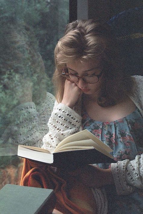 . Girl Reading Book, Woman Reading, Reading A Book, Foto Art, Girl Reading, Jolie Photo, 인물 사진, Book Reader, Book Photography