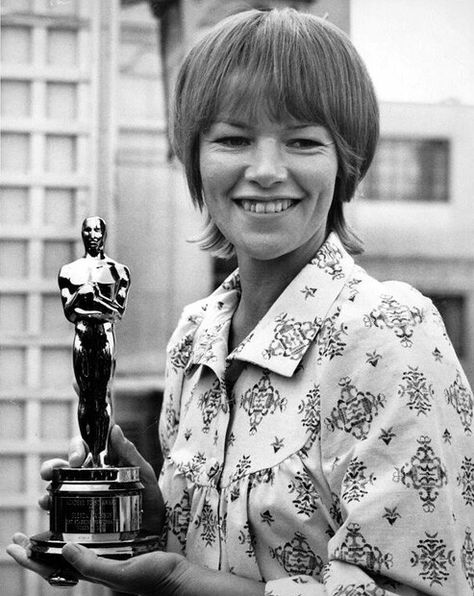 Glenda Jackson 1970 for her role as Gudrun Brangwen in Women In Love (1970) Oscar Awards, Glenda Jackson, Best Actress Oscar, Oscar Award, Faye Dunaway, Academy Award Winners, Classic Actresses, Academy Award, Actrices Hollywood