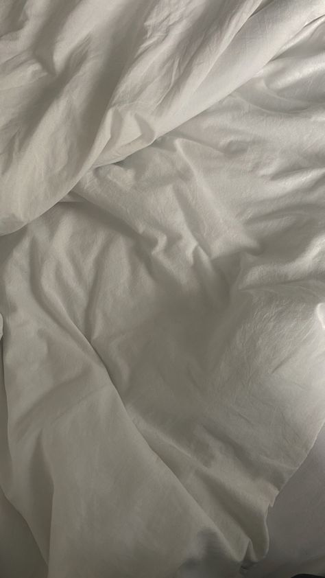 white bed sheets Bed Sheet Background, White Bed Sheets, Aesthetic Morning, Moody Aesthetic, Winter Books, Morning Mood, Easy Morning, White Bed, Aesthetic Background