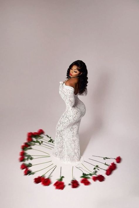 Birthday Foto Shoot Ideas, Birthday Photoshoot Ideas Dress, White Themed Photoshoot, Photoshoot 25 Birthday, Lace Photoshoot Black Women, 21st Birthday Ideas Winter, Winter Photoshoot Black Women, All White Birthday Photoshoot, 21 Birthday Shoot Ideas