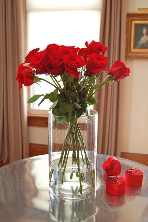 I wish men knew that a dozen roses are almost impossible to arrange nicely. But they don't. So here are a few ideas to help make arranging easier. Vases Photography, Decor Garden Ideas, Red Rose Arrangements, A Dozen Roses, Flowers Last Longer, Dozen Red Roses, Rose Flower Arrangements, Dozen Roses, Short Vase