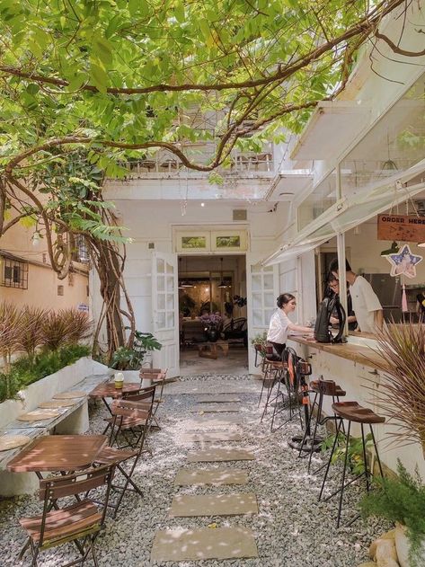 Garden Coffee Shop Design Outdoor, Garden Cafe Design Outdoor Coffee Shop, Outdoor Coffeeshop, Terrace Cafe Design, Exterior Dining, Reka Bentuk Landskap, Garden Coffee Shop, Courtyard Cafe, Shop Architecture