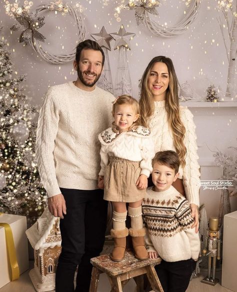 Christmas Outfit Ideas Family Pictures, Outfit Ideas Christmas Family Pictures, Xmas Photo Outfit Ideas, Christmas Outfit Ideas For Photoshoot, Black Outfits For Christmas Pictures, Christmas Outfit For Photoshoot, Christmas Outfit Ideas For Women Family Pictures, 2024 Christmas Family Photos, Holiday Picture Outfits Family