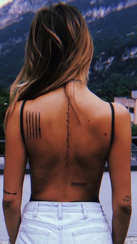 The spinal cord is seen as the core of our being. Why not get a tattoo that makes the most of this esthetic and meaningful body part? Charm Tattoo, Tattoo Placements, Band Tattoos, Pola Tato, Ribbon Tattoos, Muster Tattoos, Cat Tattoos, Tiny Tattoo, Diy Tattoo