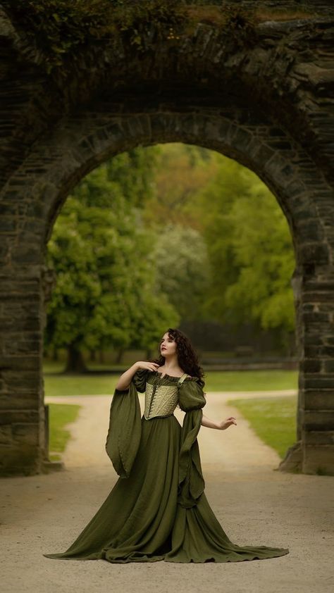 alishakaleaphotography on Instagram: I did this shoot for @mpardo_couture 🍃 Her corsets are beyond beautiful & look how amazing @royaltycostumes looks wearing them!… Cottagecore Witch Outfit, Dnd Castle, Dark Green Academia, Corset Stays, Fantasy Photoshoot, Green Cottagecore, Cottagecore Witch, Fairytale Photoshoot, Short Stays