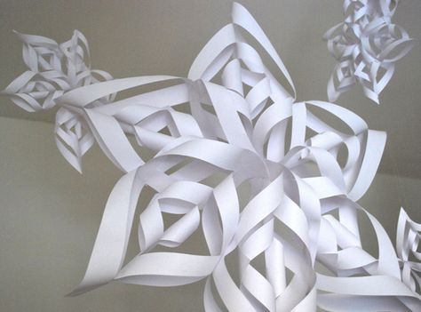 Paper Snowflakes Easy, Snowflake Origami, Winter Wonderland-party, 3d Paper Snowflakes, Winter Wonderland Decorations, 3d Snowflakes, Snowflake Patterns, Dance Decorations, Snowflake Craft