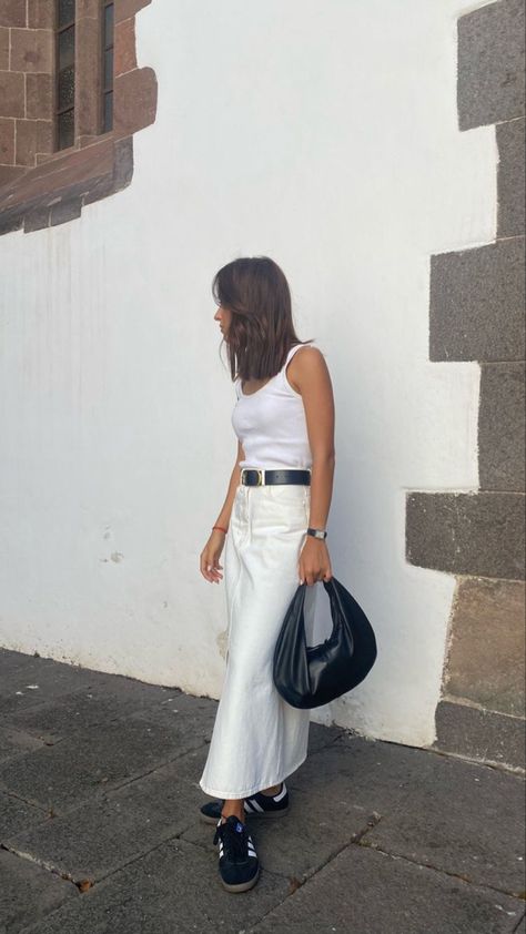 White Midi Jeans Skirt Outfit, Maxi White Denim Skirt Outfit, White Denim Skirt Street Style, Off White Denim Skirt, White Denim Maxi Skirt Outfit, Long White Denim Skirt Outfit, Long White Denim Skirt, White Jean Skirt Outfit, Denim Skirt Street Style