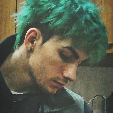 Grunge haircut, green color. Green Hair Guy Aesthetic, Green Hair Color Men, Grunge Hairstyles Men, Guy With Green Hair, Green Hair Guy, Green Hair Short, Hair Dye Men, Green Mullet, Guys With Dyed Hair