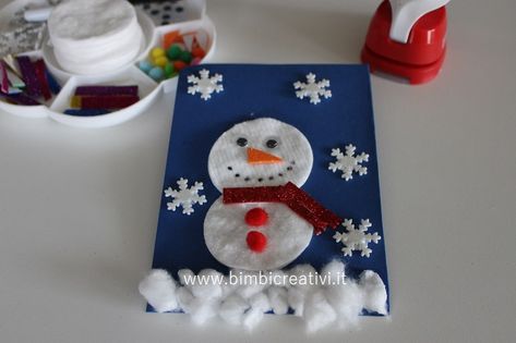 Oggi vediamo come realizzare un simpatico pupazzo di neve con dischetti levatrucco e altri materiali di riciclo che tutti noi abbiamo in casa Christmas Cards Diy Kids, Christmas Cards Handmade Diy, Christmas Cards Kids, Spring Kids, Xmas Diy, Holiday Crafts Christmas, Snowman Crafts, Diy Christmas Cards, Childrens Crafts