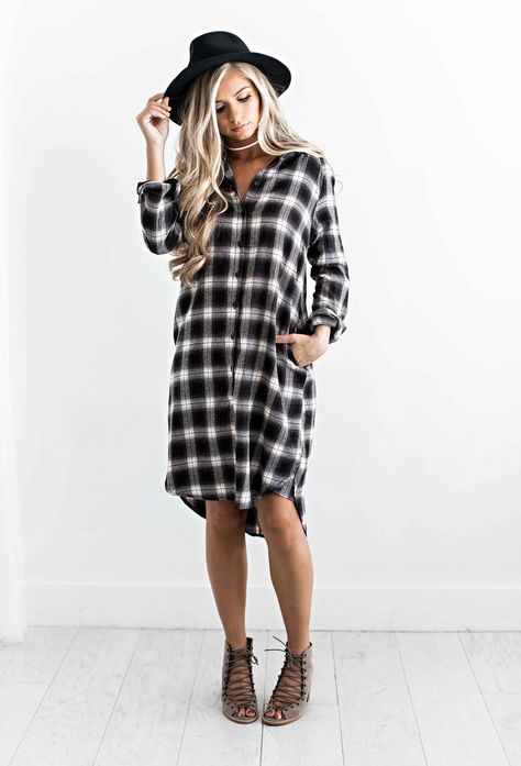 Flannel dresses are a must Black Dress With Flannel, Flannel Dress Outfit, Dress With Flannel, Flannel Dresses, Outfits Flannel, Plaid Dress Fall, Fall Outfits Flannel, Checkered Outfit, Maxi Dress Outfit