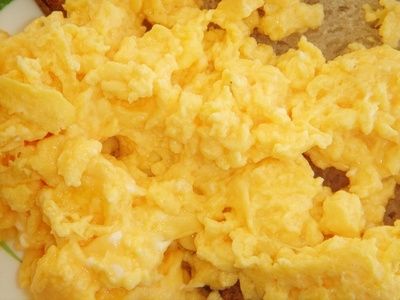 How do I Keep Scrambled Eggs From Turning Green? Crockpot Scrambled Eggs, Easter Brunch Buffet, Crockpot Breakfast, Brunch Buffet, Cooking For A Crowd, Christmas Brunch, Christmas Breakfast, Easter Brunch, Scrambled Eggs