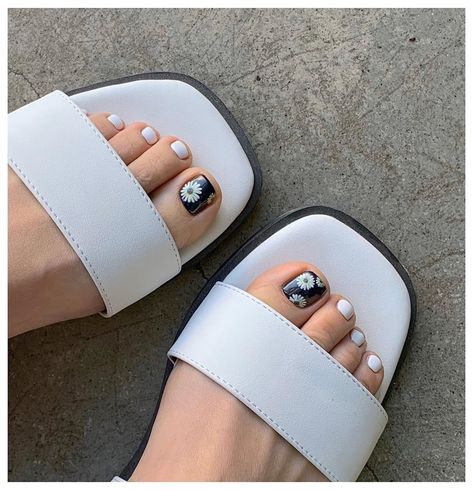 Nail Art Feet, Gold Toe Nails, Feet Nail Design, Toe Nail Color, Pretty Toe Nails, Cute Toe Nails, Pedicure Designs, Subtle Nails, Cute Spring Nails