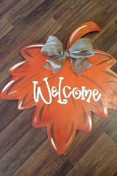 Southern Landscaping, Wreath Leaf, Hanger Ideas, Burlap Door Hangers, Burlap Door, Home Design Interior, Door Art, Fall Door Hangers, Landscaping Garden