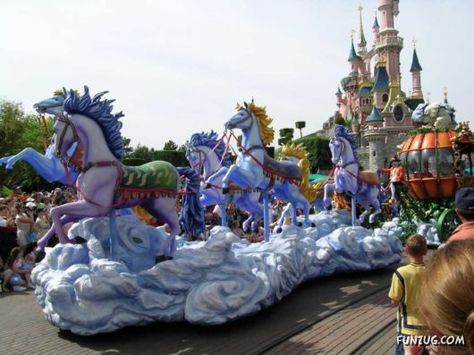 Cinderella's Parade float - Disneyland Paris Float Themes, Rose Bowl Parade, Carnival Floats, Disney Parade, Disney Dreams, Parade Float, Princess Diaries, Disney Resort, Happiest Place On Earth