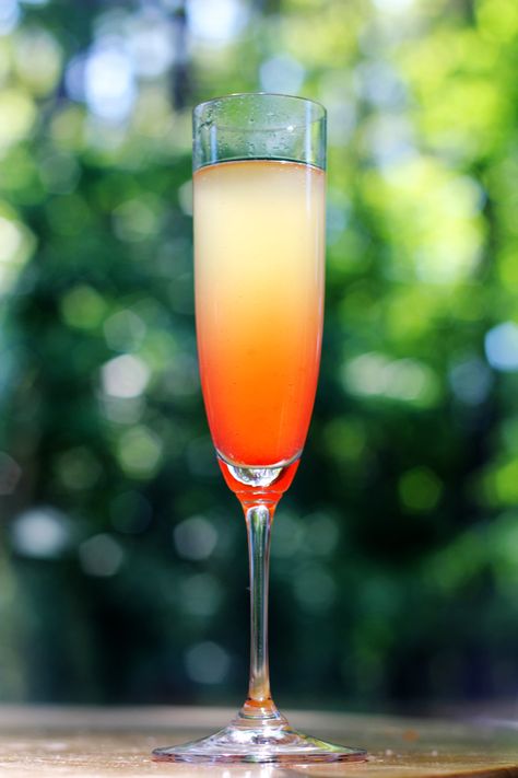 island mimosa - champagne, pineapple juice, Malibu, grenadine Mimosa Champagne, Food Drinks, Adult Drinks, Party Drinks, Pineapple Juice, Frappe, Mixology, Non Alcoholic, Mocktails