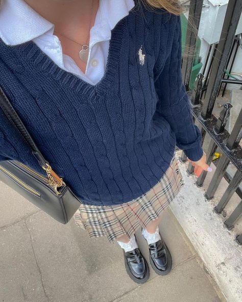 Polo Ralph Lauren Women Outfits, Ralph Lauren Aesthetic Outfit, Outfits Aesthetic School, Ralph Lauren Sweater Outfit, School Outfits Korean, School Outfits 2022, Outfits Fall 2022, Aesthetic School Outfits, Fall 2022 Outfits