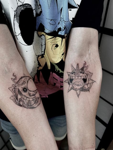 Soul Eater Anime Sketch Tattoo. ☀️🌙 - Animeliebe - Anime Charakter - Soul Eater Manga - tattoo aesthetic - Anime Tattooinspo Anime Theme Tattoo, Soul Eater Halloween Matching Pfp, Sibling Tattoos Anime, Anime Stomach Tattoo, Anime Tattoos Aesthetic, Sun And Moon Soul Eater Tattoo, Soul Eater Sun Tattoo, Best Anime Tattoos, Anime Themed Tattoos