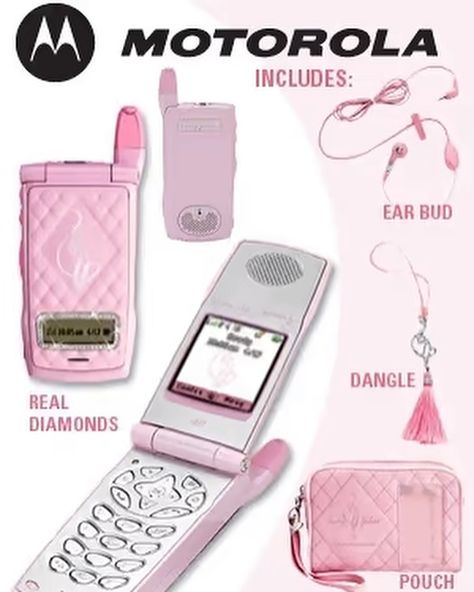 I’ve been hot since flip phones☎️🔥 Whether you were old enough to record Nicki in clubs on your flip phone or young enough to have missed out on the era, one things for sure, they’re always in the back of our minds🤭❗️ From the Moto Razr (@deviinjohnson), to the Baby Phat flip phone or even customizing your own, the possibilities for accessorizing with your flip phone were endless! The technology based accessory has slowly been trying to make a comeback, with Nokia unveiling a hot pink flip ... Pink Flip Phone, Flip Phone Aesthetic, Nokia Phone, Flip Phone, Cute Polymer Clay, Baby Phat, Flip Phones, Game Boy Advance Sp, Grunge Style