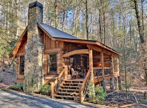 20 Incredible Cabins and Country Homes - National Land Realty Blog Small Log Homes, Cozy Cabin In The Woods, Decoration Photography, Little Cabin In The Woods, Log Home Designs, Stone Chimney, Small Log Cabin, Cabin Living, Little Cabin