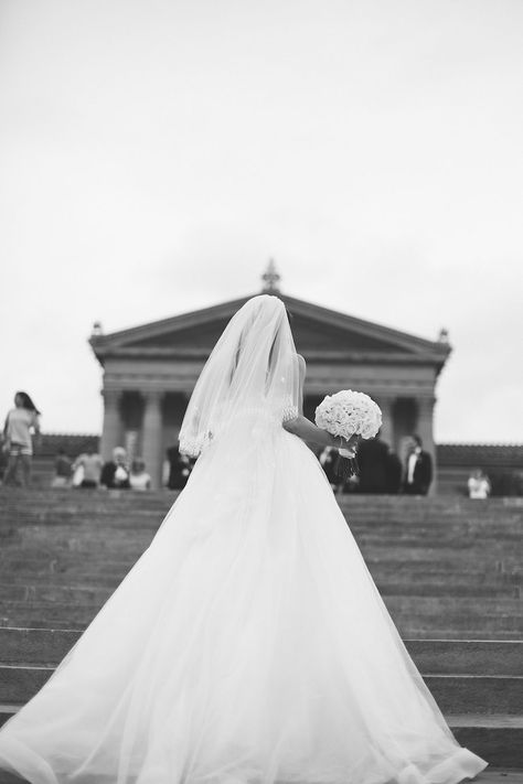 Philly Art Museum, Museum Wedding Photos, Philadelphia Art Museum, Philadelphia Engagement Photos, Philadelphia Art, Art Museum Wedding, Black Color Palette, Wedding Engagement Pictures, Classic Brides