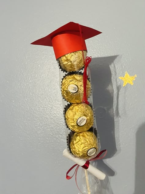 Farewell Decorations, Chocolate Bouquet Diy, Door Decorations Classroom Christmas, Graduation Crafts, Diy Graduation Gifts, Piñata Ideas, Cute Birthday Gift, Chocolate Bouquet, Graduation Diy