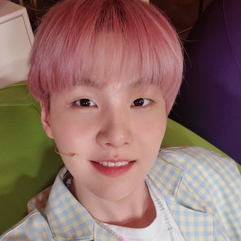 Pink Yoongi, Min Yoongi Selca, Yoongi Selca, Hair Icon, Lil Meow Meow, Min Yoongi Bts, Min Suga, Bts Yoongi, Korean Idol