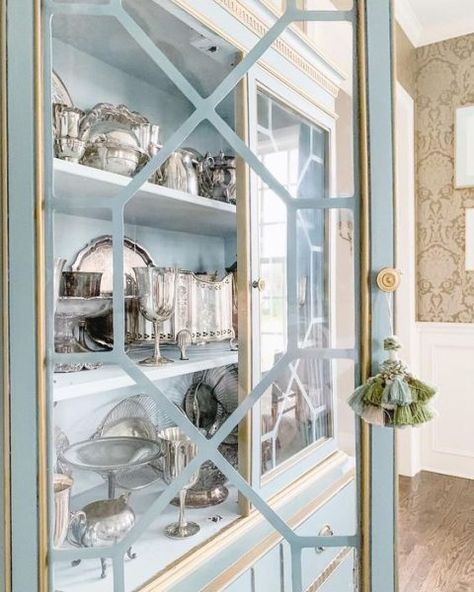 Millennial Interior Design, Silver Door Handles, Millennial Design, Grandmillenial Style, Grand Millennial Style, Living Room Wallpaper, Silver Cabinets, Shell Bowl, Grand Millennial