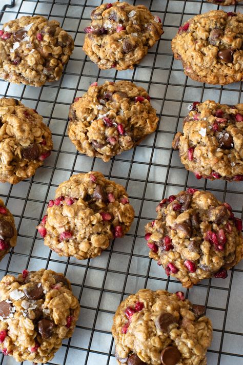 Oatmeal Pomegranate Chocolate Chip Cookies - Reality Bakes Pomegranate Pastries, Pomegranate Baking, Pomegranate Recipes Baking, Yalda Cookies, Recipes With Pomegranate, Easy Chocolate Chip Cookie Bars, Bars With Caramel, Pomegranate Chocolate, Pomegranate Dessert