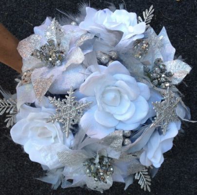 DRAMATIC Winter Wonderland Feathers Snowflake Bouquet, Christmas Wedding Flowers, White Rose Bridal Bouquet, Bridal Bouquet White, Greenery Wedding Bouquet, Flowers Winter, Snowflake Wedding, Winter Wedding Bouquet, Rose Wedding Bouquet