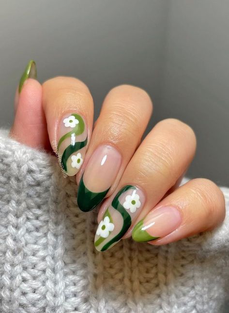 Everyone knows that the foolproof way to avoid getting pinched on St Patrick’s day is to paint your nails green! If you’re looking to spice things up this St Patrick’s day, there’s plenty more you can do that just a plain coat of green. We’ve compiled 40+ trendy St. Patrick’s day nail ideas that aren’t plain green. You’re going to love these ideas! Almond Press On Nails, Nails Flower, Salon Nails, Flower Acrylic, Gold Glitter Nails, Medium Almond, Ombre Nails Glitter, Green Nail Designs, Nude Nail Designs