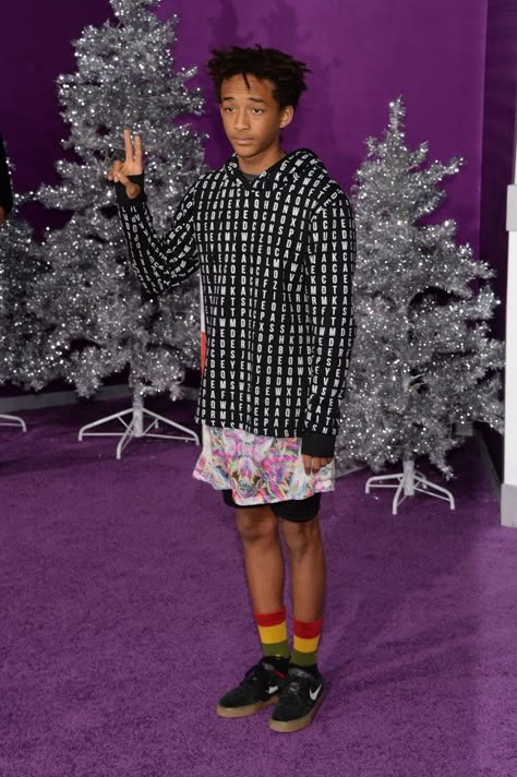 Am I Falling In Love, Jaden Smith Fashion, Sunny Suljic, Willow And Jaden Smith, Men In Dresses, Feminine Boys, Gender Neutral Clothing, Gender Fluidity, Its A Wrap