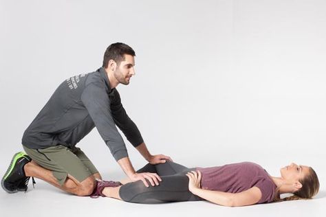 Athletic Massage, Partner Stretches, Different Types Of Yoga, Yoga Breathing, Couples Yoga, Tai Chi Chuan, Partner Yoga, Yoga Iyengar, Yoga Help