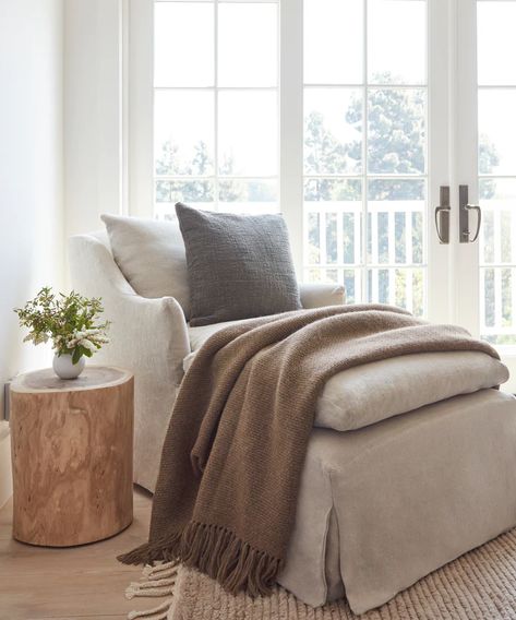 Jenni Kayne Home Living Room, Alpaca Throw Blanket, Earthy Coastal Living Room, Scandinavian Cottage Living Room, Jenni Kayne Living Room, Jenni Kayne Bedroom, Mountain Bedroom Ideas, Jenni Kayne Home, Transitional Living Room Decor