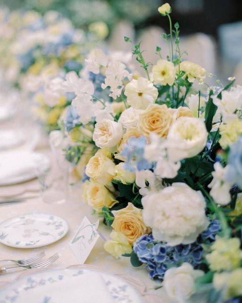 Blue White Yellow Tablescape, Blue Tuscan Wedding, Light Blue Yellow And White Wedding, Blue Green Yellow Wedding Colors, Light Yellow And Light Blue Wedding, Blue White Yellow Wedding Flowers, Blue And Yellow Bridal Bouquet, Wedding Colors For 2024, Yellow Blue Wedding Flowers