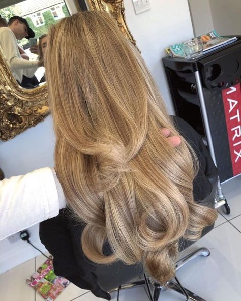 Honey Blonde Hair, Hair Done, Blonde Hair Inspiration, Blowout Hair, Blonde Hair Looks, Peinados Fáciles Para Cabello Corto, Long Blonde, Long Blonde Hair, Hair Inspo Color