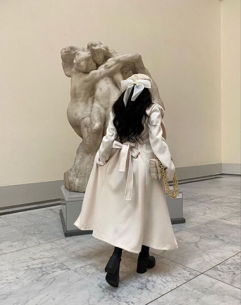 Long Beige Coat Outfit, Museum Outfit Winter, Outfit In Italy, Art Exhibition Outfit, Disney Characters Female, Beige Coat Outfit, Culture Sculpture, Long Beige Coat, Museum Outfit