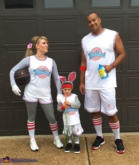 Space Jam Tune Squad Family Costume Family Of 3 Halloween Costumes, Space Jam Costume, 3 Halloween Costumes, Halloween Kostüm Baby, Family Costumes For 3, Diy Group Halloween Costumes, Themed Halloween Costumes, Batman Outfits, Fairy Halloween Costumes