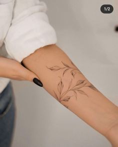 72 Tattoos-Ideen in 2022 | kleine tattoo ideen, tätowierungen, tattoo ideen klein Wrap Around Wrist Tattoos, Around Arm Tattoo, Wrap Around Tattoo, Wrap Tattoo, Muster Tattoos, Forearm Tattoo Women, Tatuaje A Color, Classy Tattoos, Discreet Tattoos