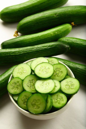 How many calories in 10 slices of cucumber? Check more at https://foodexpertinfo.com/how-many-calories-in-10-slices-of-cucumber/ Crispy Duck, Seed Starter Kit, Fruit Health Benefits, Pasture Raised Eggs, Green Garlic, Fruit Benefits, Food Babe, Mixed Greens, Green Life