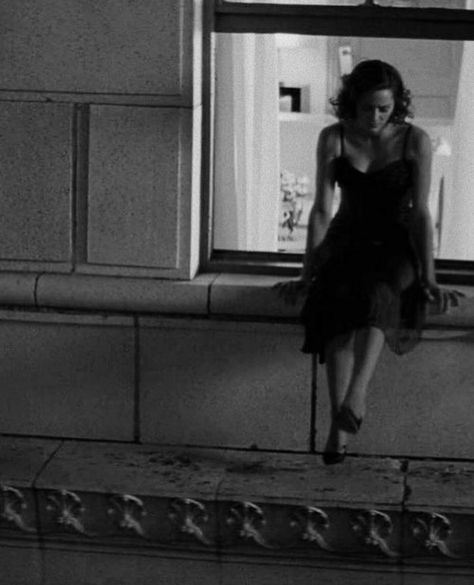 The french stunner, Marion Cotillard played Mal in the huge hit science fiction movie directed by Christopher Nolan, Inception, is seen out of her hotel suite as she drops one of her heels down on the street. #inception #marioncotillard #nolan Inception Marion Cotillard, Mal Inception, Inception Poster, Perspective Tattoos, Inception Movie, Absolute Cinema, Septième Art, I Love Cinema, Marion Cotillard