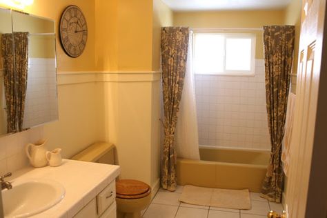 Mustard Yellow Tub and Toilet Updated Bathroom Yellow Bathtub, Mustard Bathroom, Yellow Bathroom Tiles, Yellow Bathroom Walls, Tub Bathroom Ideas, Spring Bathroom, Updated Bathroom, Grey Walls Living Room, Bathtub Decor