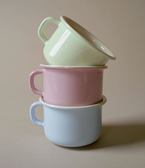 enamel cups Garden Objects, Cafe Cup, Cute Kitchen, Ceramics Pottery Art, Pretty Pastel, Cute Mugs, Kitchen Stuff, Labour, Cups And Mugs