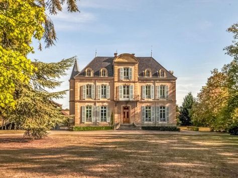 Chateaux Exterior, Small French Chateau, Chateau Exterior, French Chateau Style Homes, French Country Houses, French Chateau Style, Chateau For Sale, Garage Guest House, Manor Houses